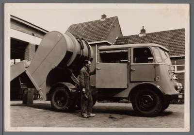 WAT001007195 De heer Roorda. Hij werkte samen met de heer Welp en Jan Vink bij de vuilnisophaaldienst. Hier bij de ...