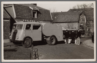 WAT001007194 De heren Jan Vink, Roorda en Welp van de gemeentereinigingsdienst in Oostknollendam bij het pleintje.