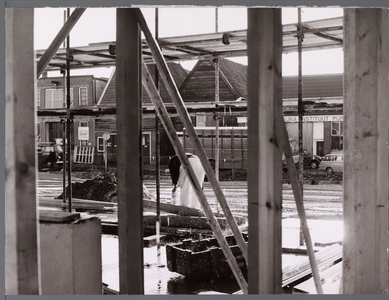 WAT001007976 Ten tijde van demping van de Where.Postkantoor in aanbouw hoek Achterdijk Hoornselaan (nu Gedempte ...