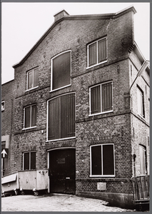 WAT001007992 Oorspronkelijk kaaspakhuis , gebouwd in 1894 in opdracht van Willem Frederik Beetz. Gemeentemonument. ...