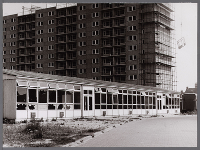 WAT001008111 De O.B.S. Botterschool in de vernieling. Op de achtergrond laatste flat aan de Anne Franklaan in aanbouw.