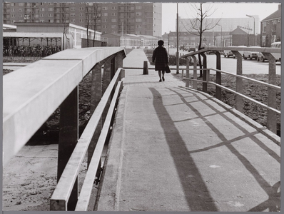 WAT001008101 Brug bij mobielflat tussen de Boeierstraat en de Botterstraat, links de PWA Mavo en er achter De Botterschool.