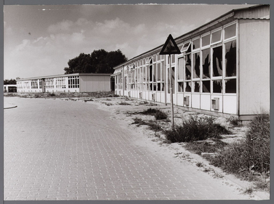 WAT001008112 De Botterschool in de vernieling.