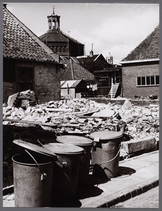 WAT001008146 Sloop tussen de Bultstraat en Zuidersteeg i.v.m. nieuwbouw Willem Eggert Centrum. Op de achtergrond de ...