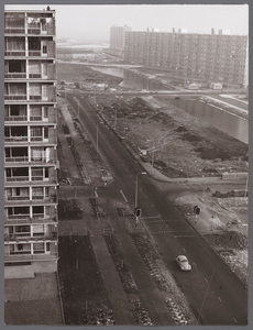 WAT001008218 Flat links is aan de Mercuriusweg, en de flats rechts de Anne Franklaan