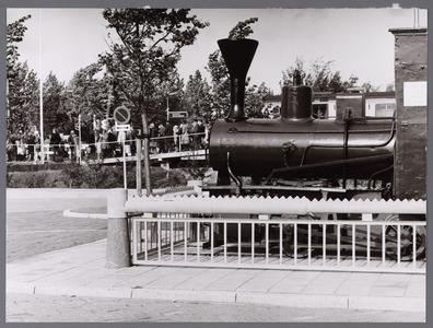 WAT001008230 Nieuw NS station Overwhere. Op de voorgrond locomotief in bruikleen aan gemeente afgestaan ter versiering ...