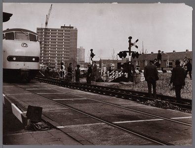 WAT001008231 Aanleg 2e rail NS station Overwhere. Aankomst van een trein. Rechts de woningen in de Boeierstraat.
