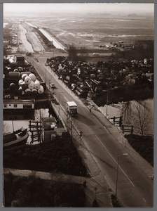 WAT001008236 Churchilllaan t kruising Purmerweg.Brug over de Where met links vooraan de zeetjalk van Krook, brugwachter ...