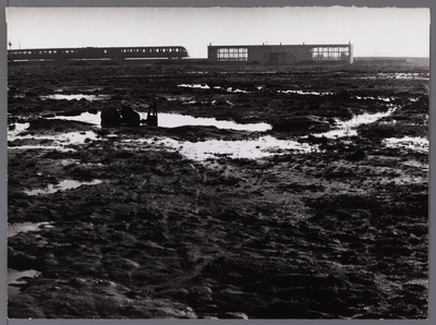 WAT001008262 Openbare kleuterschool De Blokkedoos in aanbouw.Links zie je nog de trein voorbij komen.