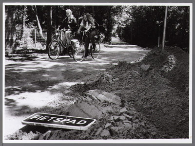 WAT001008266 Het fietspad wordt verbreed, Kooimanpark.