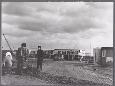 WAT001008270 Nood winkelcentrum De Gors met rechts het beschilderd huisje, kunstwerk van Joop Leyten.