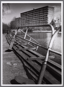 WAT001008471 Hek bij wijkgebouw Het Noot , J.P. Grootstraat 1, al enkele weken kapot.Gevaarlijke situatie.