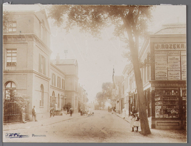 WAT001008525 Links : Gast en Proveniershuis aan het Gouw te Purmerend, gebouwd in 1842.Vanaf 10 februari 1940 rusthuis ...