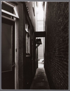 WAT001008543 Steeg slagerij Gouw nummer 6, Rechts : zijgevel Stadstekenschool op nummer 8.