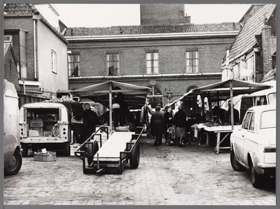 WAT001008551 Eén dag markt, op het voormalig terrein van de Stadstekenschool.Op de achtergrond rusthuis Avondzon 