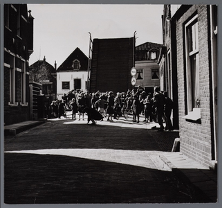 WAT001008627 School uit, brug open.