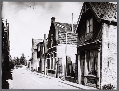 WAT001008628 Met hek ingang timmermanswerkplaats Limburg. Laatste hoge huis timmerfabriek Trio.