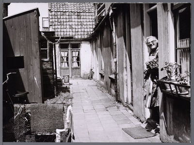 WAT001008629 Hofje bij Hoornsebuurt, bewoond door mevrouw Prinsen Roelofs.