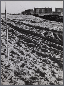 WAT001008634 Rechts: woningen in aanbouw op het Cavaljéplein.