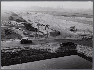 WAT001008641 Midden: Stenen laden voor de Hoornselaan. Links: fundering wordt gelegd voor gymlokaal.
