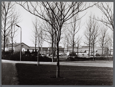 WAT001008657 Overwhere I. Gemeentesecretariaat in noodgebouwen op de hoek Burgemeester D. Kooimanweg/Hoornselaan, ...