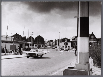 WAT001008660 Links: poskantoor.Midden achter: Kalversteeg.Foto gemaakt vanaf de Hoornsebrug.