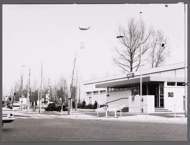 WAT001008661 Rechts: postkantoor hoek Hoornselaan, Gedempte Where.Openingsdag van de Miro, zie luchtballon met reclame.