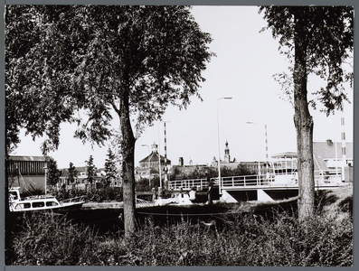 WAT001008662 Rechts: Hoornsebrug .Links: postkantoor hoek Hoornselaan, Gedempte Where.Midden achter:de Koepelkerk.