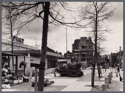 WAT001008666 Links: postkantoor hoek Gedempte Where, Hoornselaan.Midden achter: Abn-Amro bank in aanbouw, Kalversteeg 1.