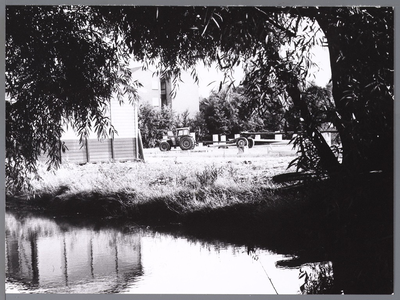 WAT001008774 Heipalen geslagen voor de bouw van nieuwe belastingkantoor.Links: bejaardentehuis de Tien Gemeenten 