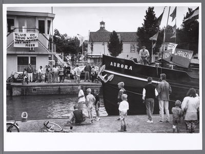 WAT001008942 Kanaalactie in de sluis. Sluis en brugwachters nemen het niet meer 