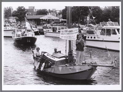 WAT001008943 Kanaalactie. Het N.H. kanaal open anders kan ik mijn boot verkopen, dat had je nou niet moeten zeggen. De ...