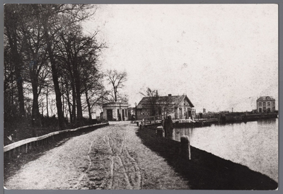 WAT001008946 Kanaalschans met gezicht op de Barrière en pontwachterwoning.Rechts achteraan de latere ambtswoning van ...