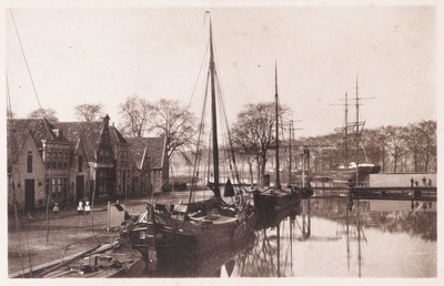 WAT001008948 V.l.n.r. Paviljoenschuit rechtsachteraan een bark / schoener. in het Noord-Hollands kanaal.Op de ...