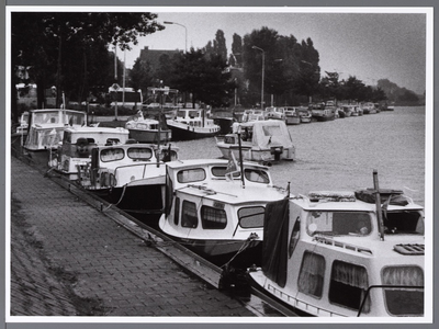 WAT001008953 Het Noord-Hollands kanaal met een aantal plezierjachten aangemeerd.