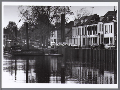 WAT001008954 Werkzaamheden Kanaalschans. Slaan van een nieuwe beschoeiing langs het Kanaalschans.