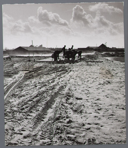 WAT001009122 Aanleg van de burgemeester D. Kooimanweg.De eerste straatstenen in Overwhere.