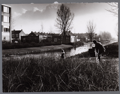 WAT001009147 Burg. D. Kooimanweg gezien vanaf Flevostraat richting binnenstad.Moeder met kind aan het eendjes voeren.