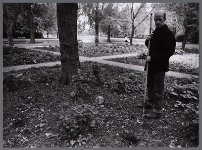 WAT001009189 Hovenier aan het werk in het Kooimanpark.