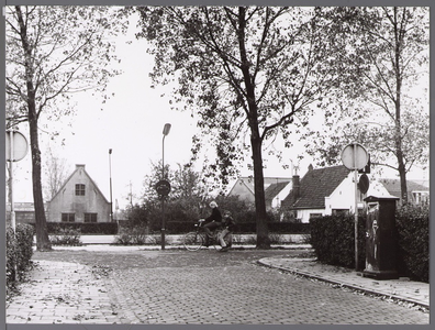 WAT001009194 Hazepolder, fietspad langs de Abraham Kuyperstraat.