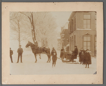 WAT001009264 Hoek Plantsoengracht - Koemarkt arrenslee met daarop Grardus de Goede, directeur van het stedelijk orkest. ...