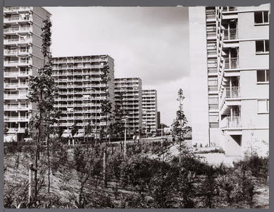 WAT001009308 Churchillaan gezien vanaf brug over de Where. Links flats MercuriuswegRechts flats Bernard Zweersstraat.