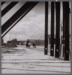 WAT001009392 Achtergrond St.Jozef en ziekenfondsgebouw in de Zuiderpolder.Op de voorgrond ijzerenhek voor de hertenkamp.