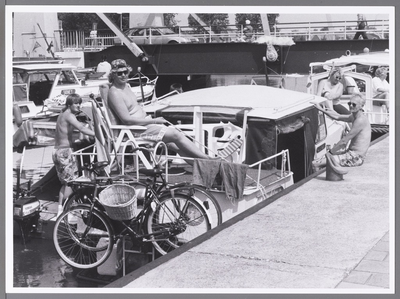 WAT001009519 Volle Sluis. Op de achtergrond de Sluisbrug uit 1960.