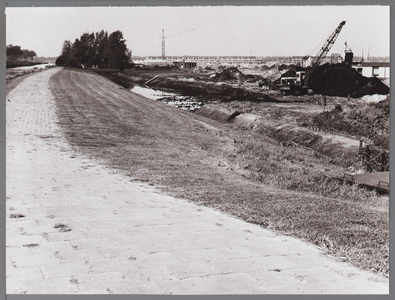 WAT001009575 Verbreding Beemsterringvaartdijksloot. Gezicht op de Burg. D. Kooimanweg, in richting Kwadijk. Links het ...