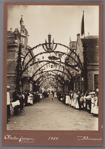 WAT001009586 Feesten ter gelegenheid van de kroning van Wilhelmina. Padjedijk, met gezicht op de Kaasmarkt.