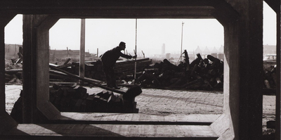 WAT001009620 Voorgrond Churchilllaan, achtergrond schoorsteen, oliestook voor woningblokken en bejaardentehuis aan de ...