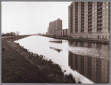 WAT001009668 Link de Purmerdijk met Purmerringvaart. Rechts flats in de Wheermolen.
