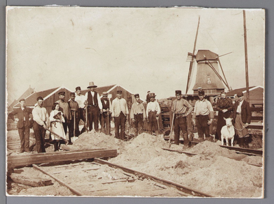 WAT001009742 Werkzaamheden aan spoorweg tijdens de mobilisatie van 1914-1918, bij de overweg tussen Purmersteenweg en ...