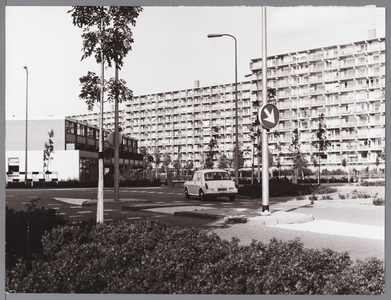 WAT001009801 Gezicht op winkelcentrum Makado. Rechts : flats Anne Franklaan.